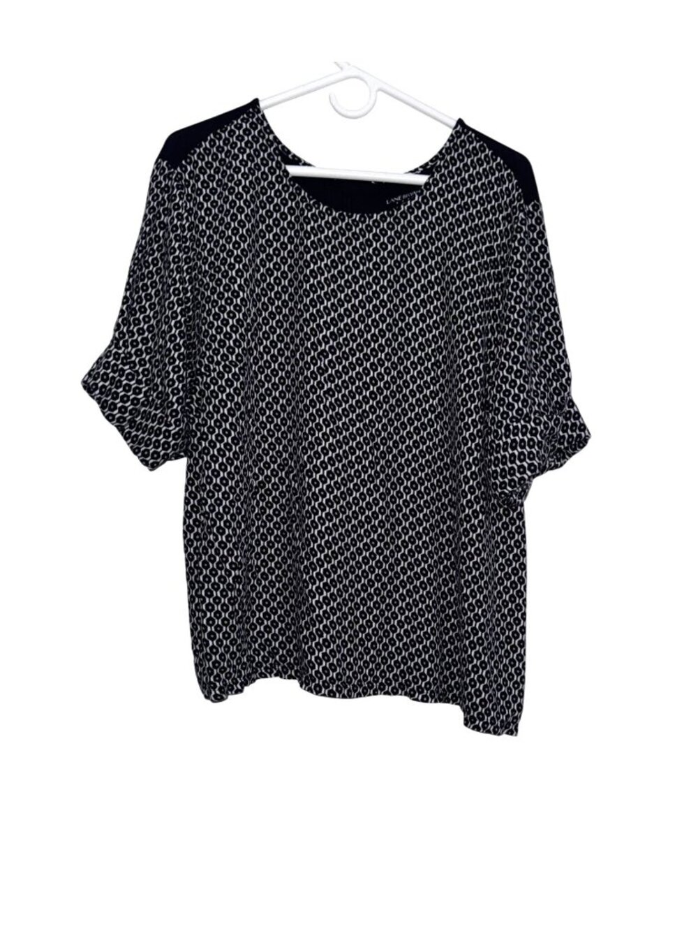 Lane Bryant Black & White Geometric Print Top Size 22/24 Short Sleeve Back Zippe